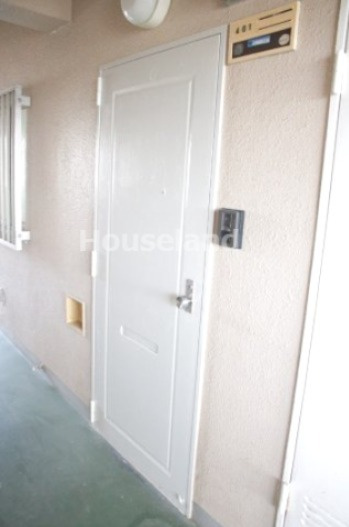 第二藤村マンションの玄関