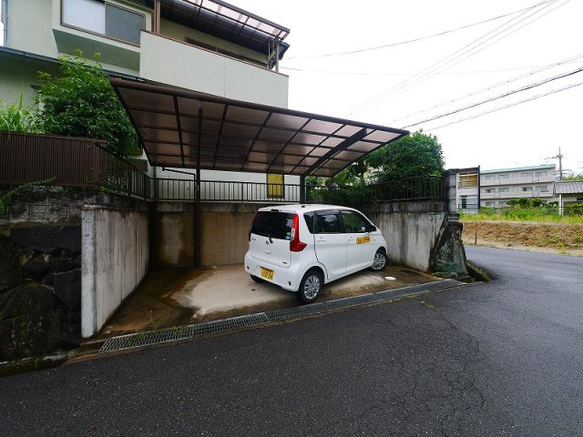 新旭ケ丘　貸家の駐車場