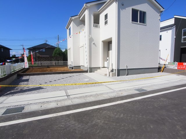 新築　前橋市上新田町第8　Livele Garden.S　1号棟の駐車場|現地写真　 駐車スペース広々！３台置けます♪					
