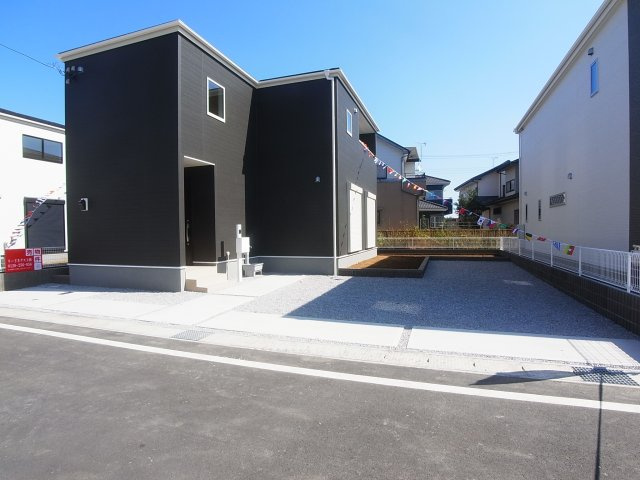 新築　前橋市上新田町第8　Livele Garden.S　4号棟の駐車場|現地写真　 駐車スペース広々！4台置けます♪					
