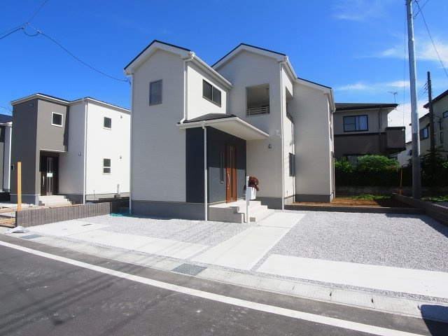 新築　前橋市上新田町第8　Livele Garden.S　7号棟の駐車場|現地写真　 駐車スペース広々！3台置けます♪					
