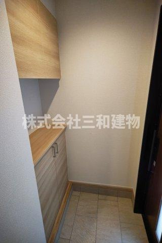 ノイエなりますの玄関