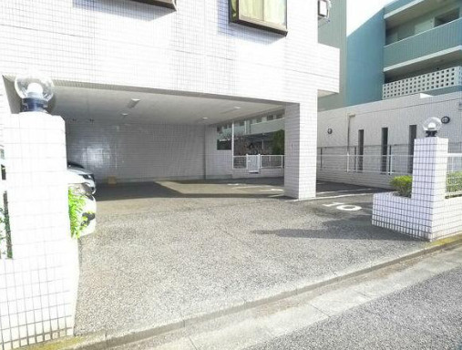 プラーティット本中山の駐車場