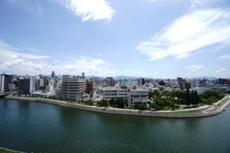【展望】 | 【リバービュー】
天満川への流れを河口に向かってみる景色は、かなり希少な立地となります。
リバーバンクは整備された遊歩道となっており、桜が咲く季節の景色も見事です。
夜は丁度花火大会が鑑賞できました。