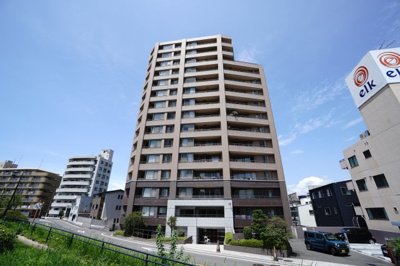 【外観】 | 【上質リフォーム】藤和観音ホームズリバーサイドスクエア | 【耐震性】
耐震性の高さを判断するポイントは、
建築確認申請日が1981年6月1日以降の
新耐震基準に適合しているかどうか。
震度６程度の大地震でも
建物が崩壊しないレベルが基準になりました。