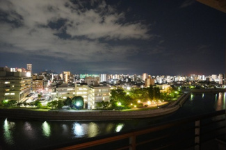 【外観】 | 【Night View】
物件からの夜の景色は、隠れ夜景スポットのよう。
お仕事から疲れて帰ってきて、この夜景を楽しめるのも
この立地ならでは。
もう少し早い時間のサンセット夜景もキレイかも。