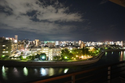 【外観】 | 【上質リフォーム】藤和観音ホームズリバーサイドスクエア | 【Night View】
物件からの夜の景色は、隠れ夜景スポットのよう。
お仕事から疲れて帰ってきて、この夜景を楽しめるのも
この立地ならでは。
もう少し早い時間のサンセット夜景もキレイかも。