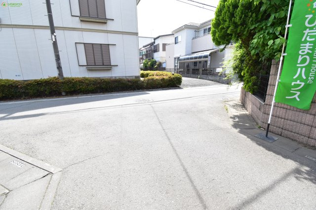 桶川市末広3丁目　中古一戸建ての前面道路含む現地写真