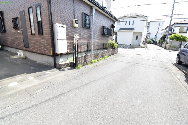 桶川市末広3丁目　中古一戸建ての前面道路含む現地写真