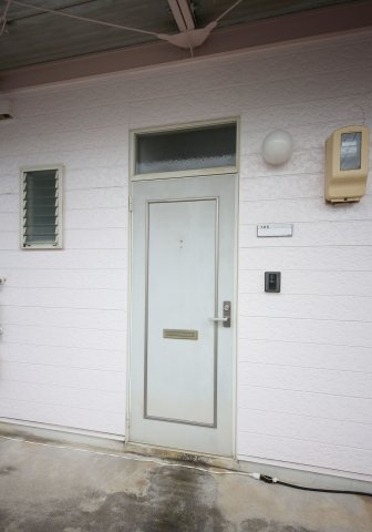 原松ハイツBの玄関