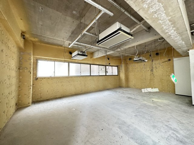 【展望】 | 小泉ビル2階 | フロア中央から奥側の眺めです！こちら側にも窓があります◎