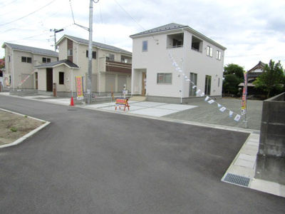 【前面道路含む現地写真】 | クレイドルガーデン　中央市東花輪第3　2号棟 | 前面道路含む現地写真です