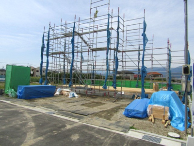 【駐車場】 | ブルーミングガーデン　甲府市小瀬町1号棟 | 駐車場に車を止められます