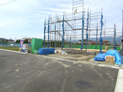 【前面道路含む現地写真】 | ブルーミングガーデン　甲府市小瀬町1号棟 | 前面道路含む現地写真です