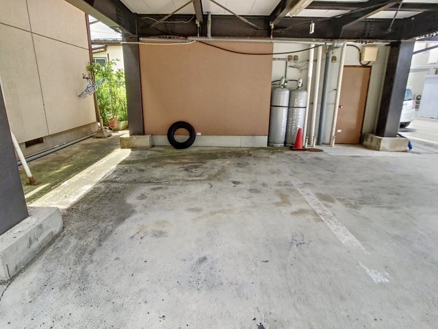 WAKABAの駐車場