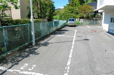 【駐車場】 | 古江マンション | 駐車場：1住戸1区画の権利有り　無償　※詳細はお問い合わせください