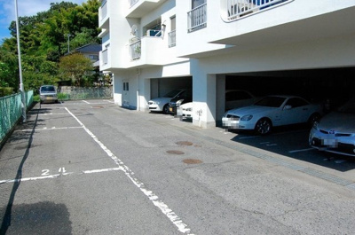 【駐車場】 | 古江マンション | 駐車場：1住戸1区画の権利有り　無償　※詳細はお問い合わせください