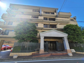 【外観】 | 閑静な住宅地に建つオートロックマンション。徒歩3分のバス停からバスが出ています。敷地内駐車場に空きがあるので、車をお持ちの方でも安心ですね♪