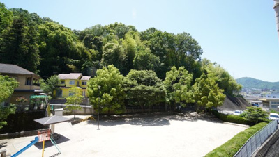 【展望】 | 【リフォーム済】フローレンス口田南壱番館 | 【四季を感じる】
四季の移ろい・爽やかな青空や風を感じられ
自然を愉しめるパノラマビュー。
毎日の暮らしに余裕を感じさせてくれる、
遮る物の無い開放的な眺望を是非、ご堪能ください。