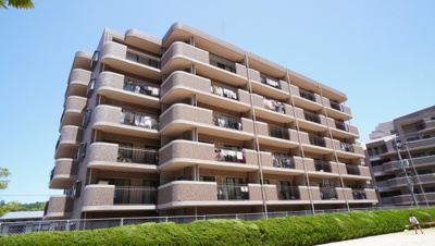 【外観】 | 【リフォーム済】フローレンス口田南壱番館 | 【耐震性】
耐震性の高さを判断するポイントは、
建築確認申請日が1981年6月1日以降の
新耐震基準に適合しているかどうか。
震度６程度の大地震でも
建物が崩壊しないレベルが基準になりました。