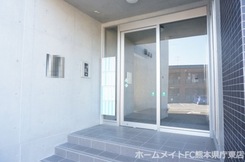 熊本市東区保田窪５丁目のアパートのエントランス