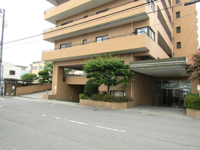 【エントランス】 | ウイング甲府中央　806号室 | 清潔なエントランスです
