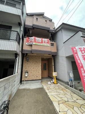 【外観】 | 城東区中央2丁目中古戸建 | □2023年1月リフォーム済み！
○京阪本線「野江」駅まで徒歩7分
●全居室6帖以上ございます
○前面道路広々6.0メートル