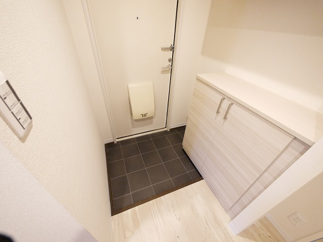 アメニティフォレストＣの玄関|ゆったりとした玄関です