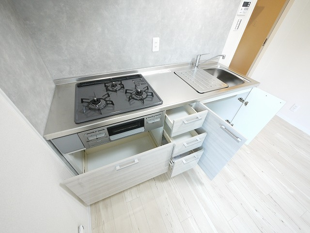 アメニティフォレストＣのキッチン|コンパクトなキッチンで掃除もラクラク