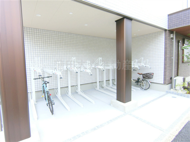 ホワイト・ルミエのその他共用部分|屋根付きの駐輪場