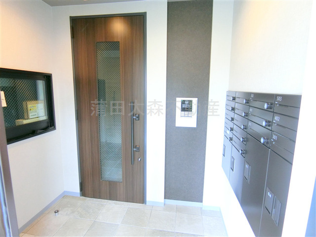 ホワイト・ルミエのエントランス|防犯カメラ　TVモニター付オートロック　宅配BOX付エントランス