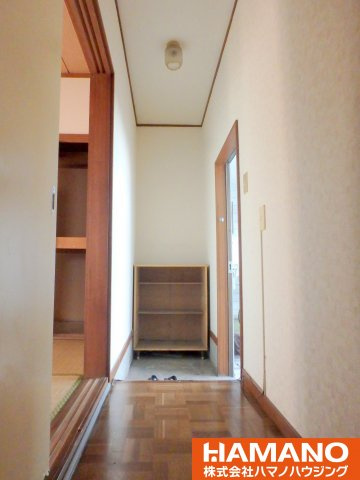コーポ玉戸西原3号館の玄関|収納もある玄関です