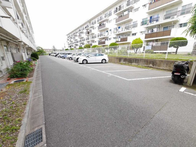 松が丘住宅19号棟の駐車場