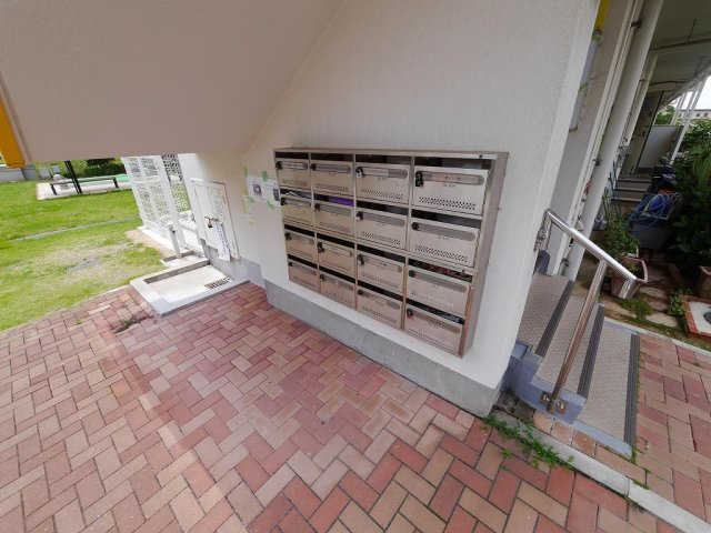 松が丘住宅19号棟のエントランス