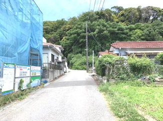 【前面道路含む現地写真】 | 前面道路も広いので車の出し入れもスムーズです