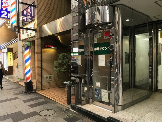 光和ビルのエントランス