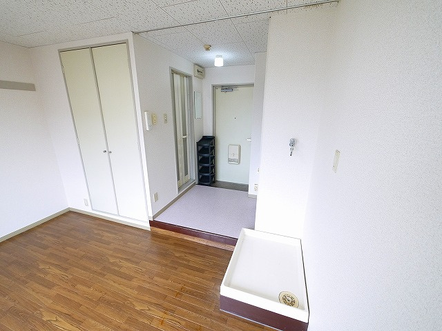 ジュネス神殿の内装|明るい色調の室内です