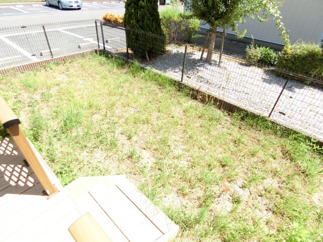 リビングタウン狭山池E棟の庭