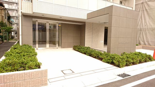 GROWS横浜阪東橋のエントランス|GROWS横浜阪東橋