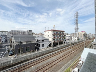 【展望】 | 玄関を出た共用廊下側には線路あり