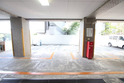 敷地内駐車場（管理組合にて空き確認要）♪