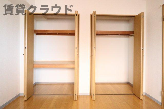 SANTAの収納|ハンガーラック付きと棚付きの収納スペース！