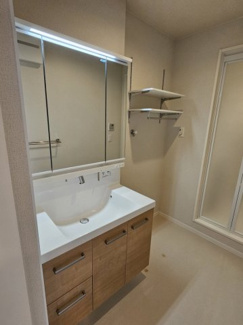 【洗面所】 | 京町エンジェルII | 三面鏡シャワー付き洗面台です