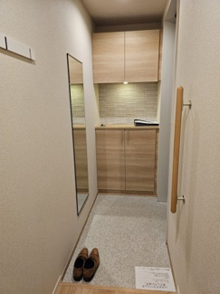 【玄関】 | 京町エンジェルII | 人感センサーの照明で便利！全身ミラーもあります。小物がかけられるフックもありますよ♪