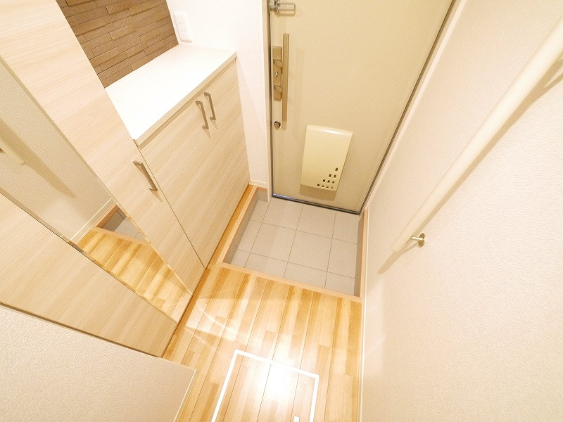 ヴァンヴェール生駒の玄関|収納もある玄関です
