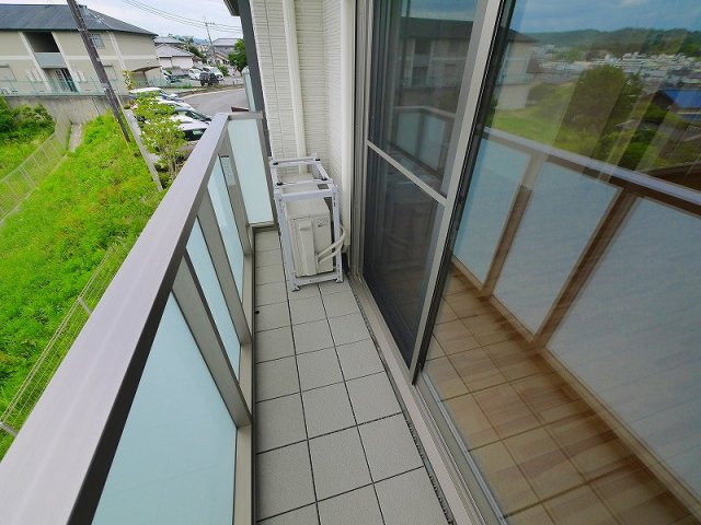 ヴァンヴェール生駒のバルコニー|開放的で明るい空間を演出してくれるバルコニーです