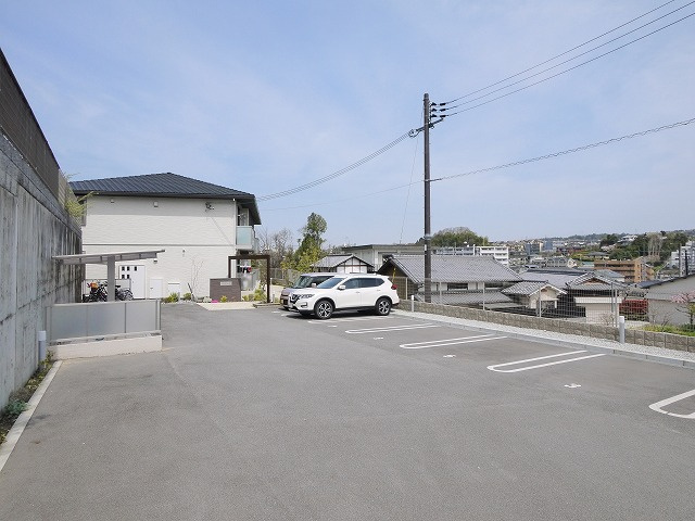 ヴァンヴェール生駒の駐車場|車をお持ちの方に嬉しい駐車場付きの物件です