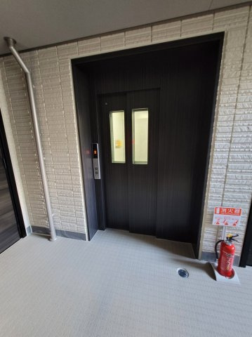京町エンジェルIIのその他共用部分|エレベーター付き賃貸マンションです。重い荷物があるときには助かりますね。