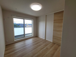 【寝室】 | 京町エンジェルII | LDKと寝室と続く長いバルコニーもあります。