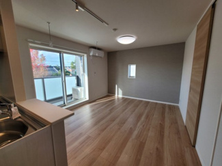 【居間・リビング】 | 京町エンジェルII | 角部屋なので窓が2面あります！全室LED照明付き♪